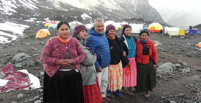 Las Cholitas escaladoras de Bolivia conquistaron el Aconcagua | National  Geographic en Español