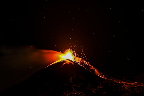 El Etna hace una espectacular erupción y arroja humo, piedras y cenizas  sobre Catania - National Geographic en Español