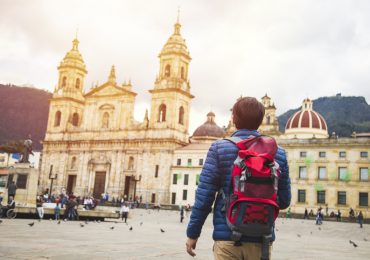 Cuanto cuesta viajar a Colombia hombre viajero