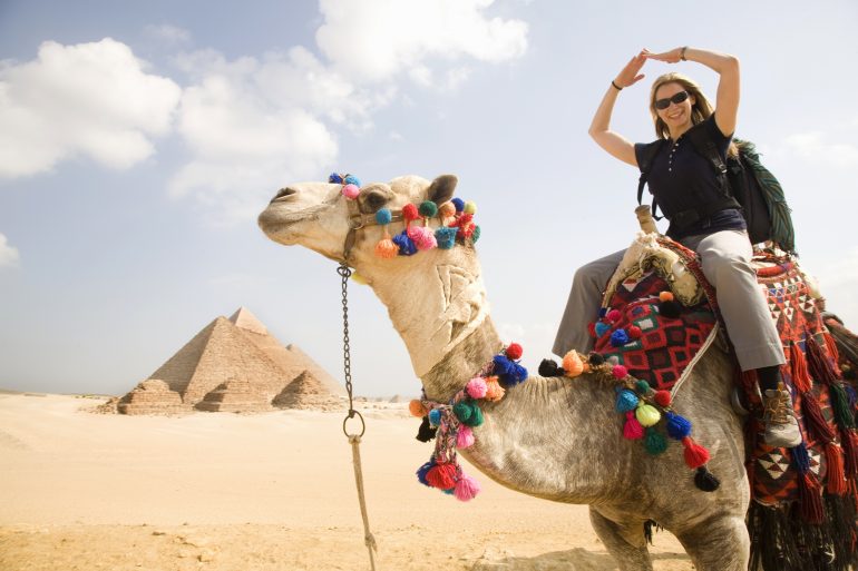 cuanto cuesta un viaje a egipto desde mexico turistas en piramides