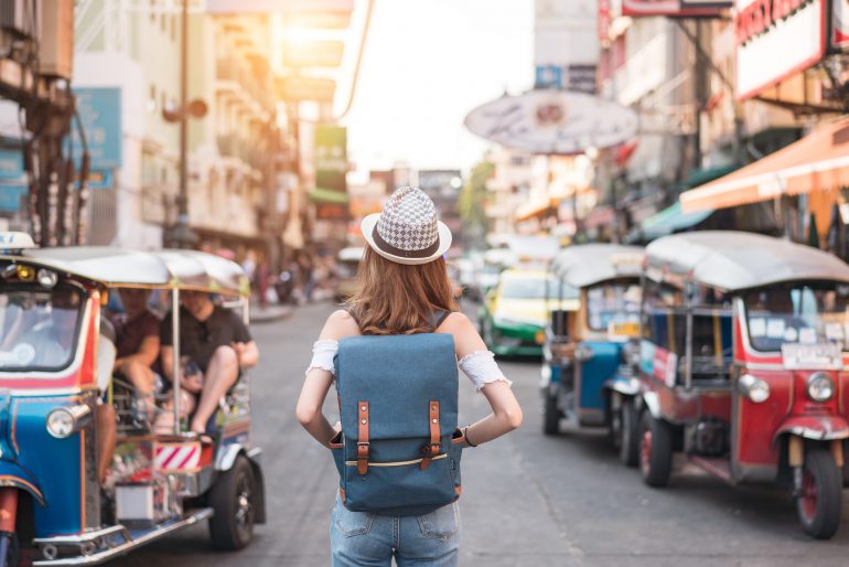 cuanto cuesta viajar a tailandia turista en calles de bangkok