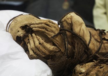 momia preínca encontrada en complejo arqueológico de Cajamarquilla
