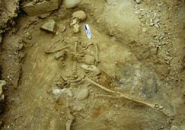 esqueleto de pescador que murió ahogado en la edad de piedra durante un tsunami