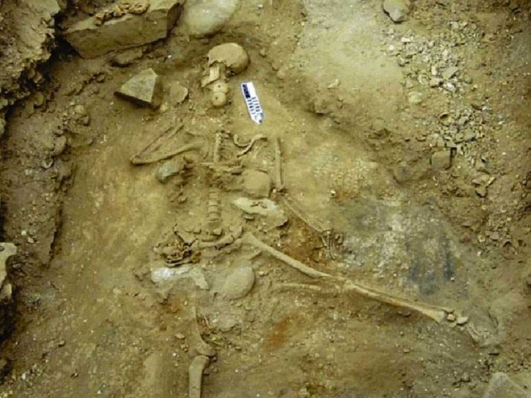 esqueleto de pescador que murió ahogado en la edad de piedra durante un tsunami