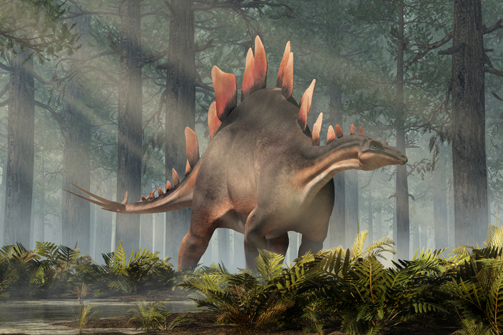 estegosaurio paseando en un bosque