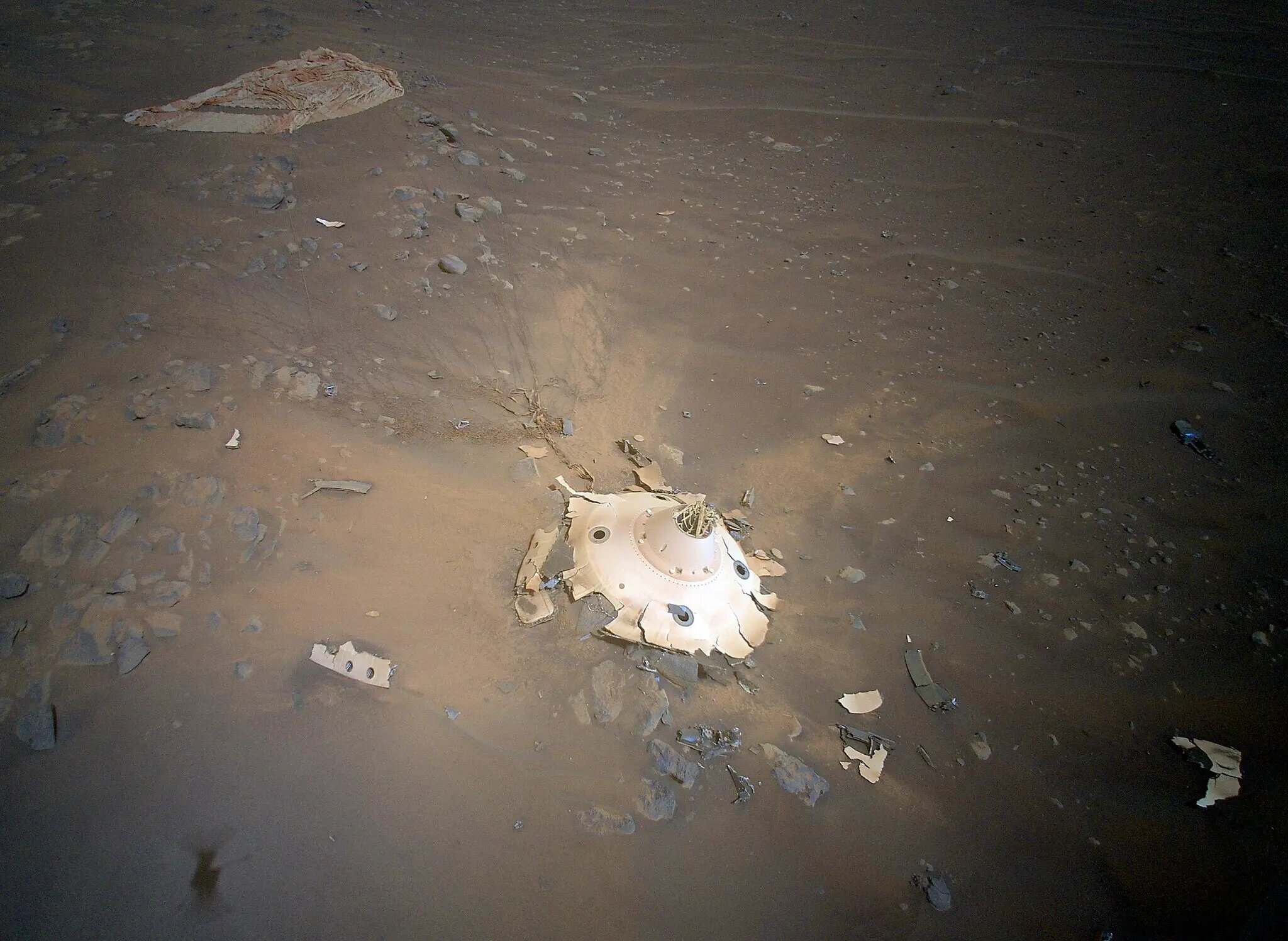 La NASA encuentra restos de una nave espacial destruida sobre la superficie  de Marte | National Geographic en Español