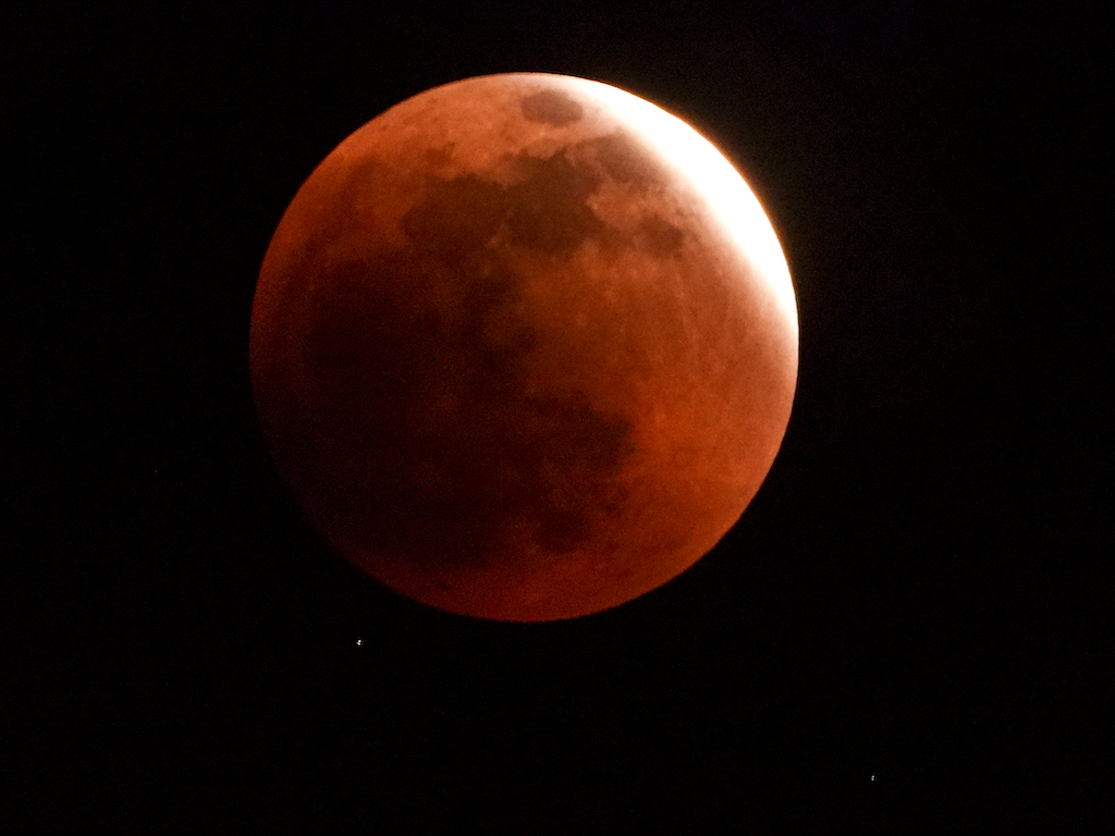 Así se vio el espectacular eclipse total con luna de sangre de mayo 2022