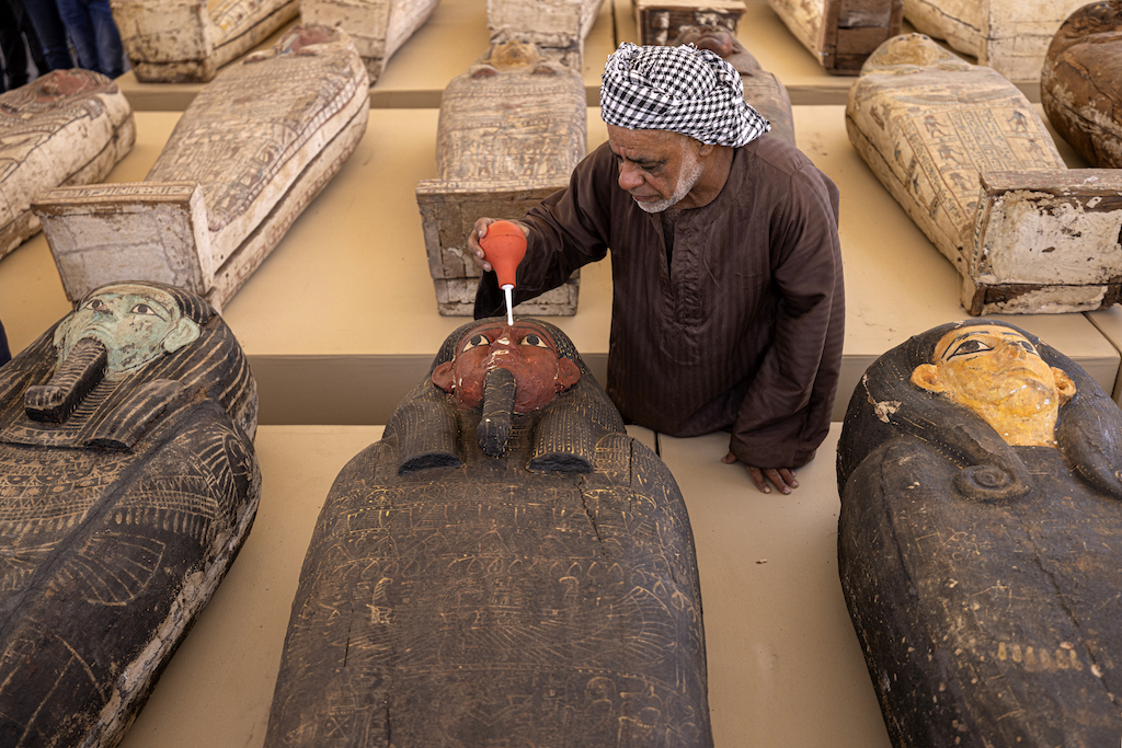 Descubren 250 sarcófagos y 150 estatuas de bronce en la necrópolis más  grande de Egipto | National Geographic en Español